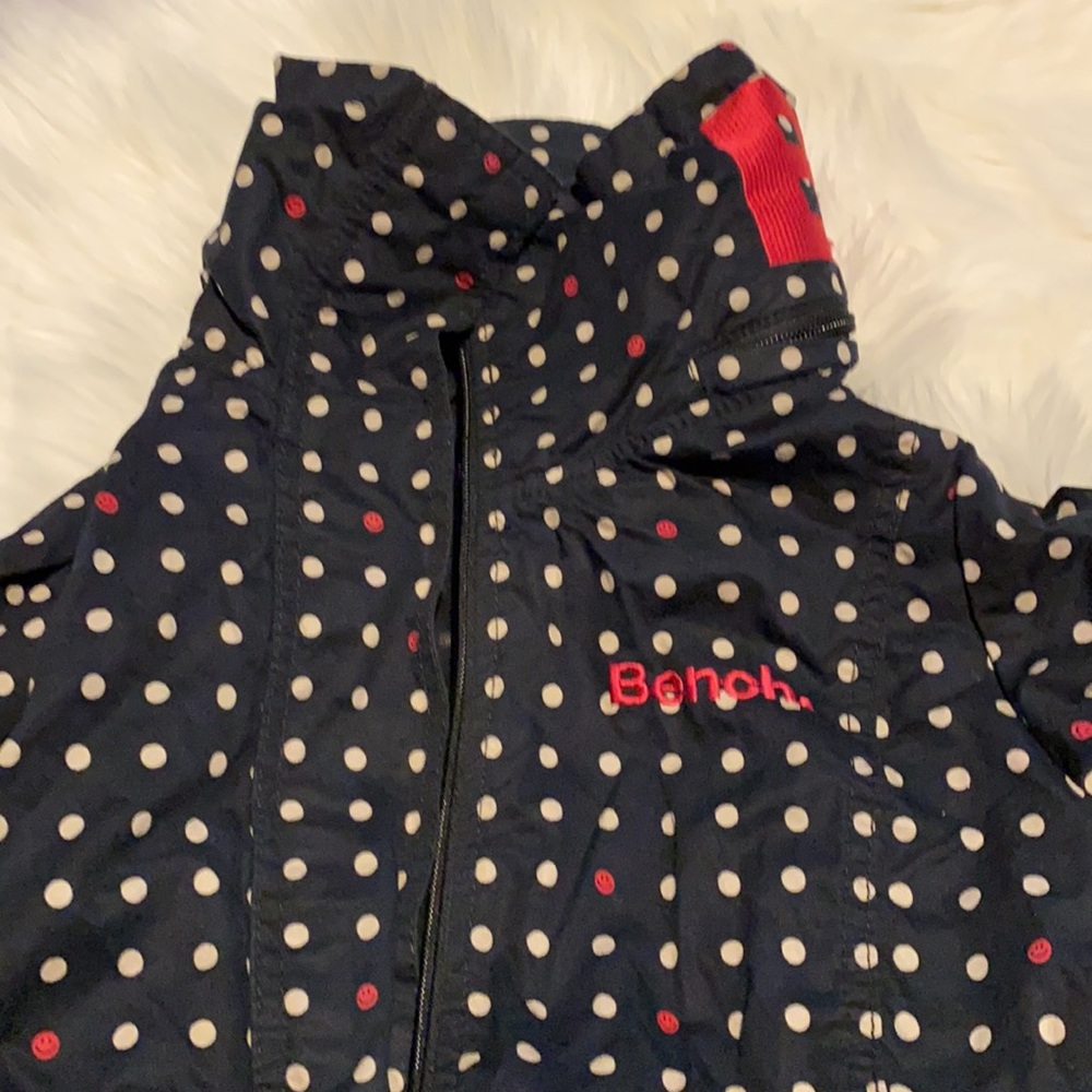 Bench.lightweight jacket hoodie inside the zipper. Still in good condition ‼️